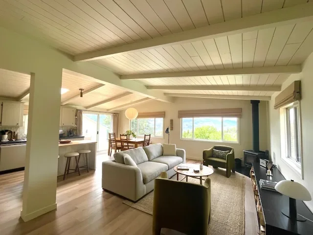 Charming Renovated Lakeview Home in Naramata – 2 Bedrooms / 2 Bathrooms – King Bed